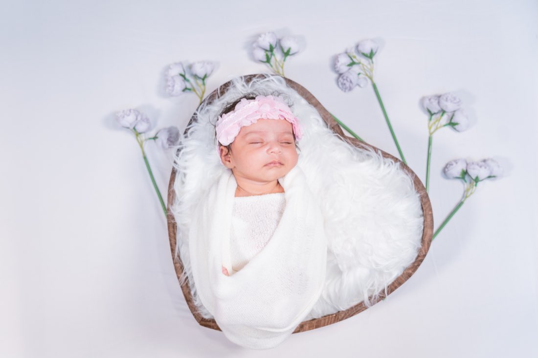 Newborn photography by Smritika Moments — photograph 10