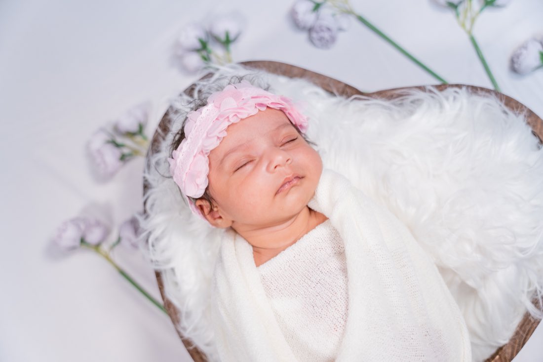 Newborn photography by Smritika Moments — photograph 11