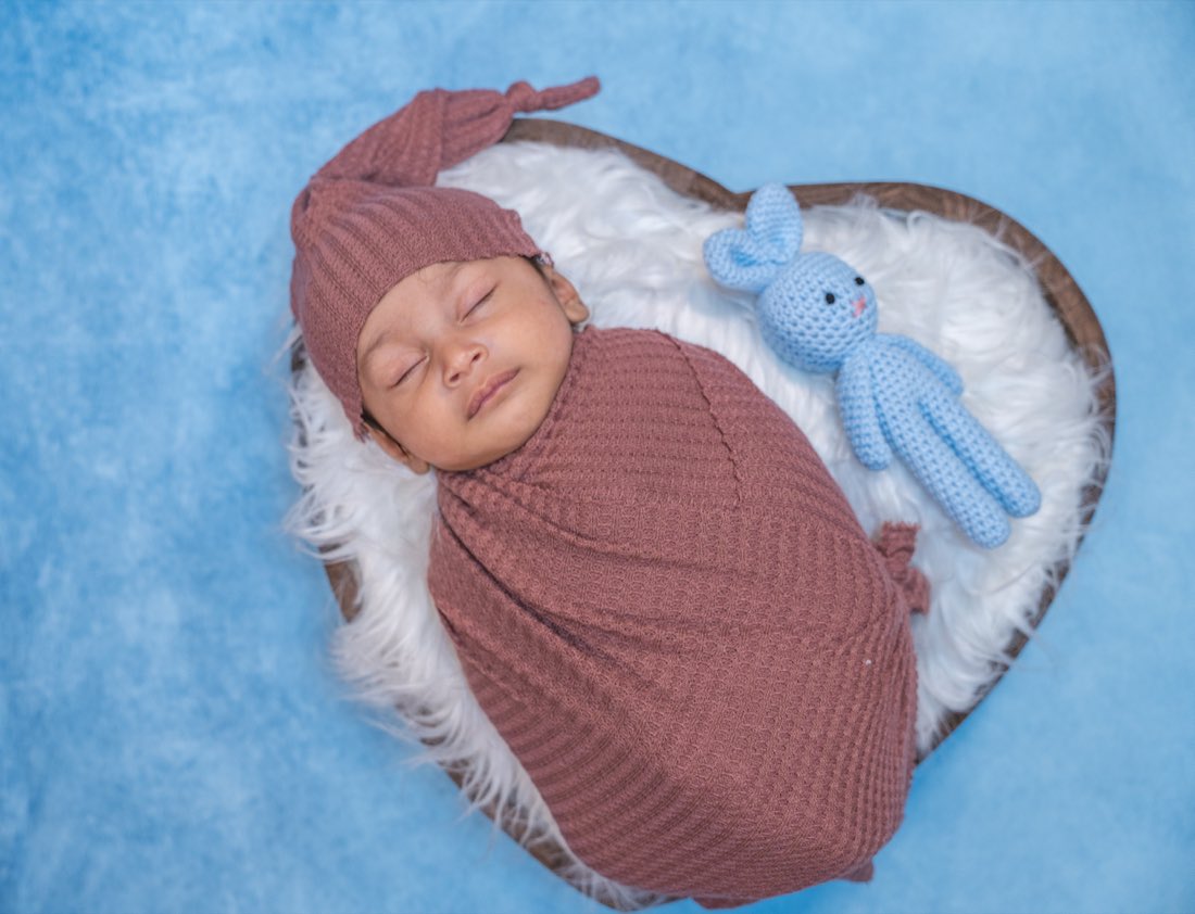 Newborn photography by Smritika Moments — photograph 14