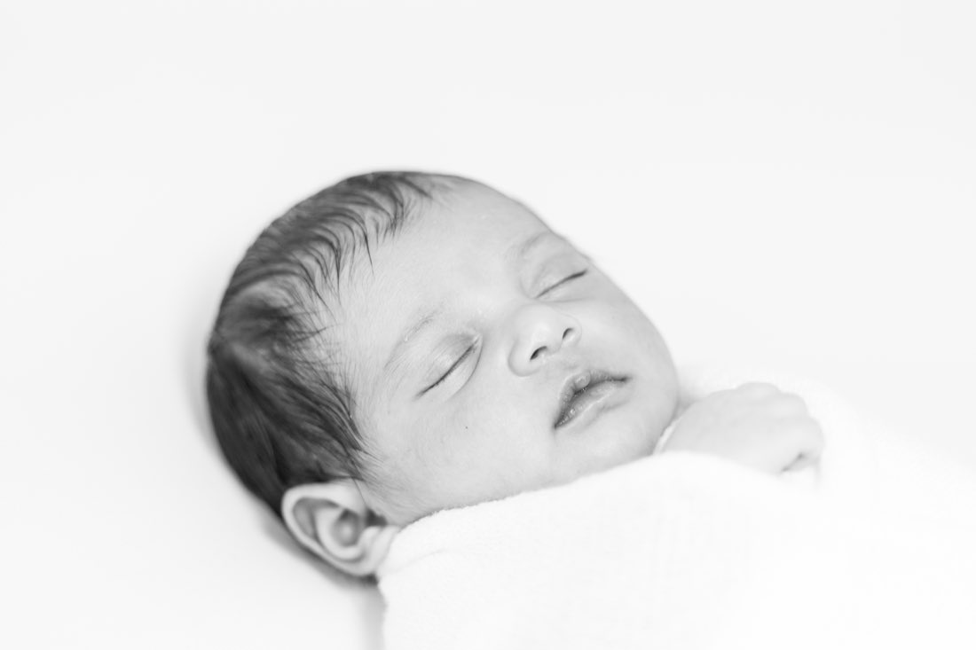 Newborn photography by Smritika Moments — photograph 2