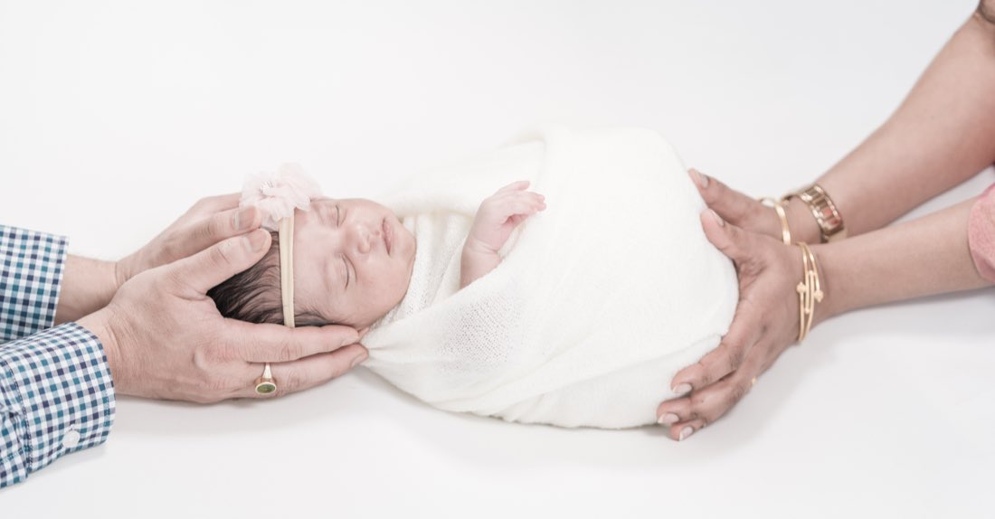 Newborn photography by Smritika Moments — photograph 3